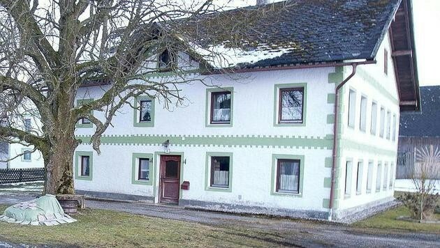 In diesem Haus überfielen die drei Räuber den 64-jährigen Oberösterreicher. (Bild: APA/DANIEL SCHARINGER)