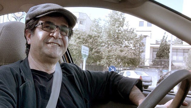 Jafar Panahi in seinem preisgekrönten Film "Taxi" (Bild: APA/EPA/BERLINALE 2015)