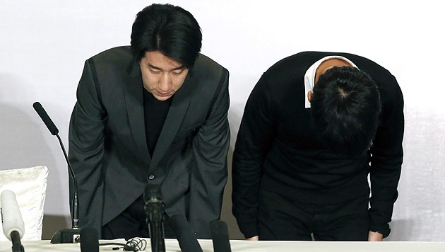 Gemeinsam mit seinem Manager verbeugte sich Jaycee Chan (li.) als Zeichen der Reue. (Bild: APA/EPA/WU HONG)