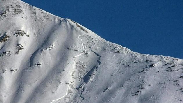 In diesem Lawinenkegel auf der Engel-Spitze in Tirol starb der deutsche Tourengeher. (Bild: APA/ZEITUNGSFOTO.AT/DANIEL LIEBL)