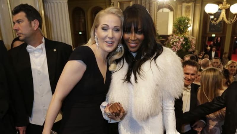 Naomi Campbell mit Kathrin Glock am Opernball 2015 (Bild: Klemens Groh)