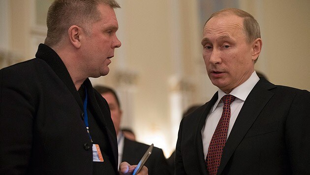 Putin auf dem Minsker Gipfel im Gespräch mit einem russischen Medienvertreter (Bild: APA/EPA/Alexander Zemlianichenko/Pool)