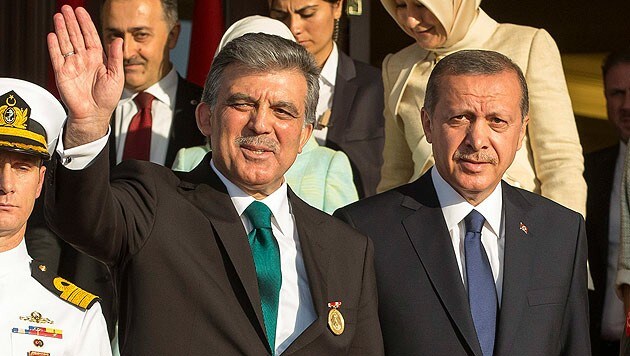 Ex-Präsident Abdullah Gül mit seinem Nachfolger Recep Tayyip Erdogan (Bild: APA/EPA/MURAT KAYNAK)