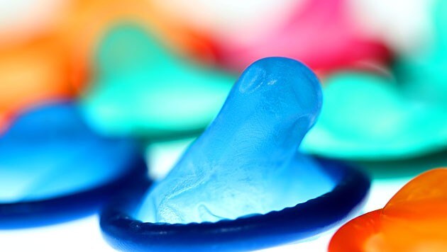 Mit Sektgläsern sollte gelernt werden, Kondome zu benutzen. (Bild: APA/dpa/Oliver Berg)