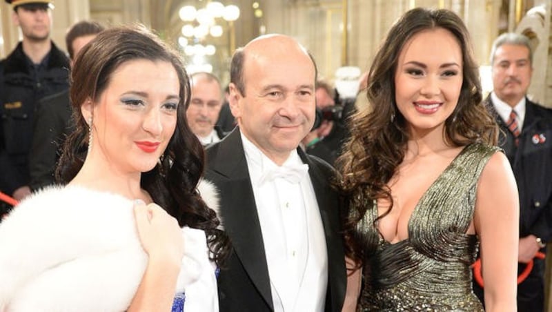 Olga Bezsmertna, Staatsoperndirektor Dominique Meyer und Sopranistin Aida Garifullina am Red Carpet (Bild: APA ROLAND SCHLAGER)