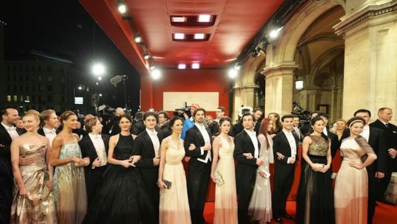 Die Tänzer und Tänzerinnen der Staatsoper bei ihrer Ankunft am Roten Teppich (Bild: APA/HERBERT NEUBAUER)