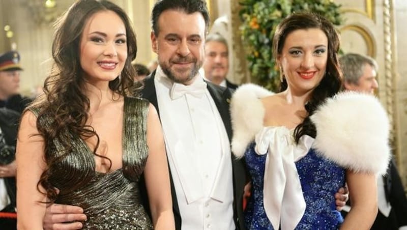 Sopranistin Aida Garifullina, Bariton Carlos Álvarez und Sängerin Olga Bezsmertna (Bild: APA/ROLAND SCHLAGER)