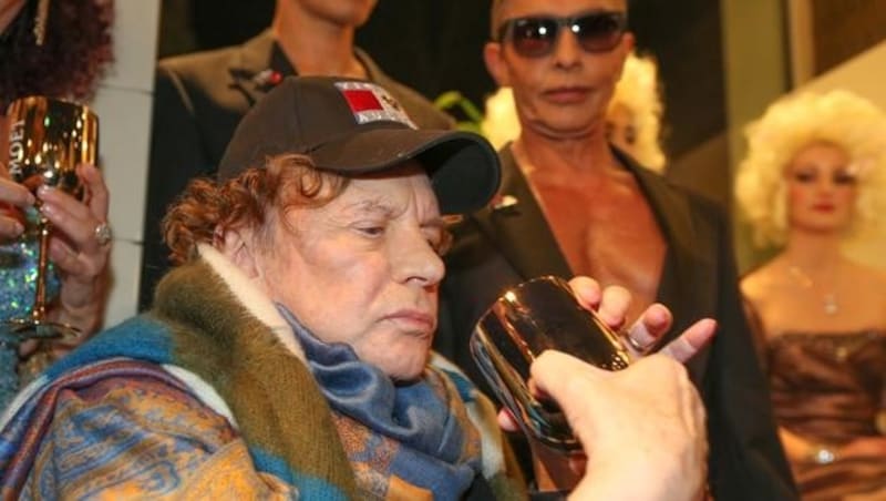 Helmut Berger schaut ins Glas. (Bild: Andreas Lepsi / LEPSIFOTO / Austria)