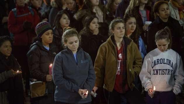 Tausende Menschen trauerten um die drei ermordeten muslimischen Studenten. (Bild: AFP)