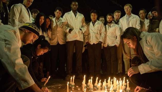 Menschen zündeten Kerzen im Gedenken an die drei muslimischen Mordopfer an. (Bild: AFP)