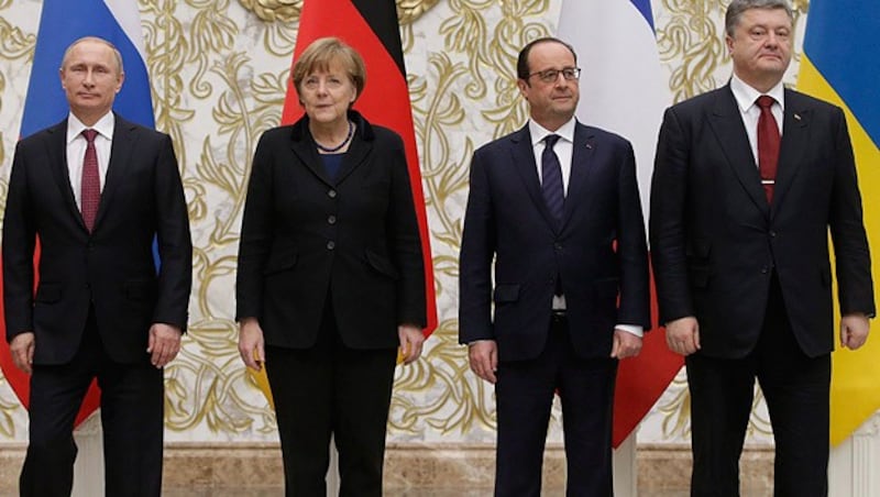 Putin, Merkel, Hollande und Poroschenko vor dem Start der Marathon-Verhandlungen (Bild: APA/EPA/Tatyana Zenkovich/Pool)