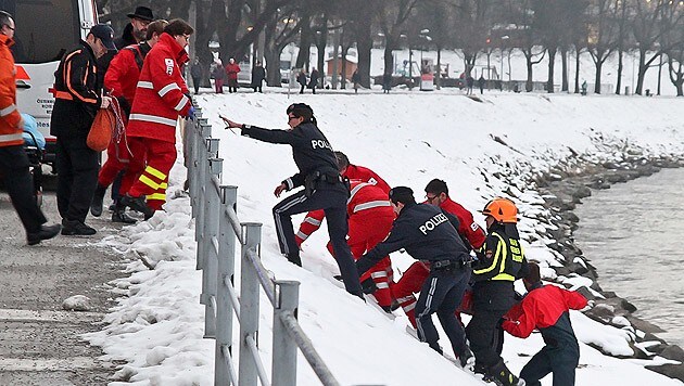 Einsatzkräfte brachten den völlig Unterkühlten ans sichere Ufer. (Bild: Markus Tschepp)