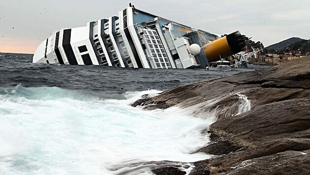 Die Costa Concordia kollidierte am Freitag, 13. Januar 2012, vor der Insel Giglio im Mittelmeer mit einem Felsen - 32 Menschen starben. (Bild: EPA)