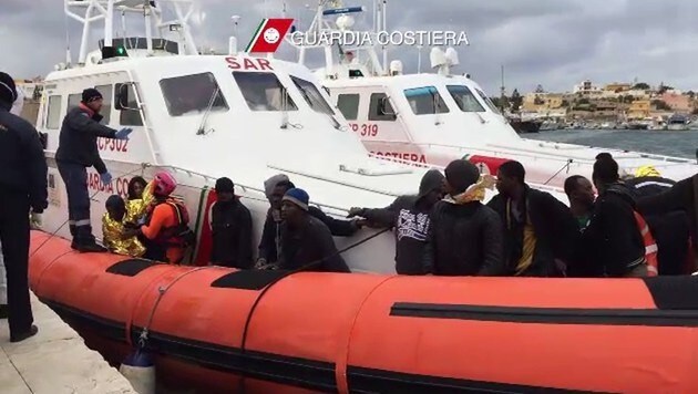 Flüchtlinge erreichen an Bord eines Schiffs der italienischen Küstenwache die Insel Lampedusa. (Bild: AFP)