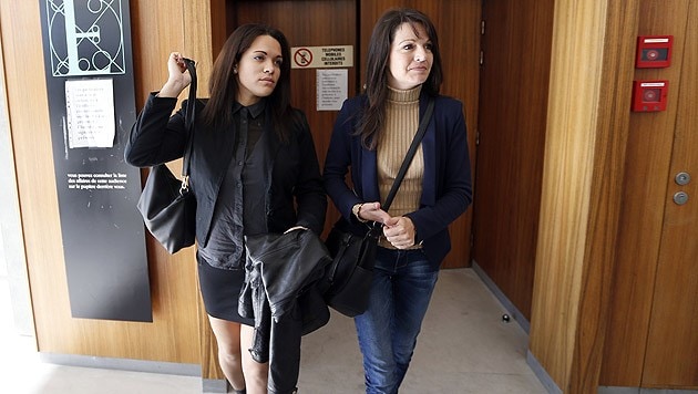 Manon Serrano mit ihrer nicht-biologischen Mutter vor dem Gerichtssaal in Grasse (Bild: AFP)