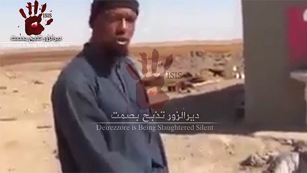 Denis Cuspert alias Abu Talha al-Almani spricht in dem Video von Vergeltung. (Bild: facebook.com/Deirezzore is Being Slaughtered Silent)