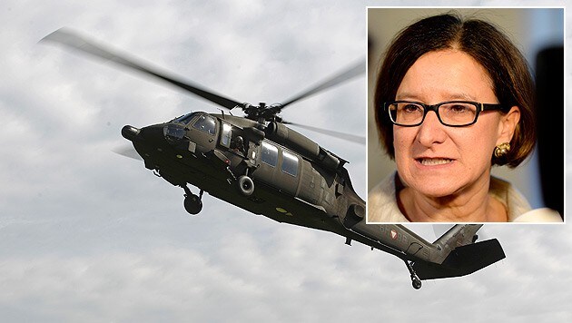 Innenministerin Mikl-Leitner möchte trotz des Angebots weitere Hubschrauber für die Polizei. (Bild: APA/ROLAND SCHLAGER)