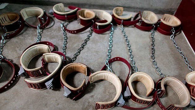Fußfesseln im Gefangenenlager Guantanamo Bay (Bild: BRENNAN LINSLEY/EPA/picturedesk.com)