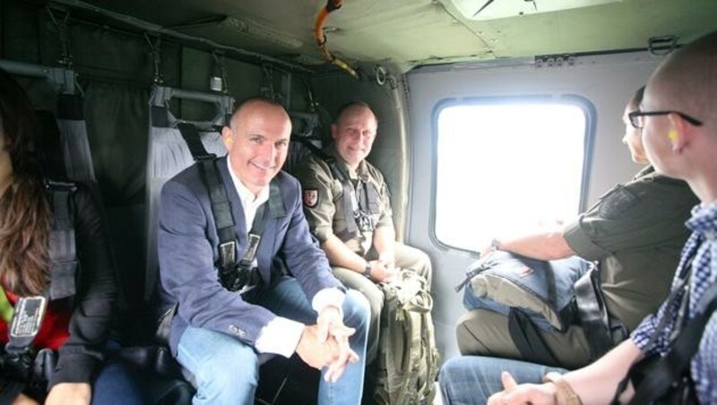 Minister Gerald Klug beim Anflug zur Übung des Bundesheeres (Bild: Christoph Matzl)