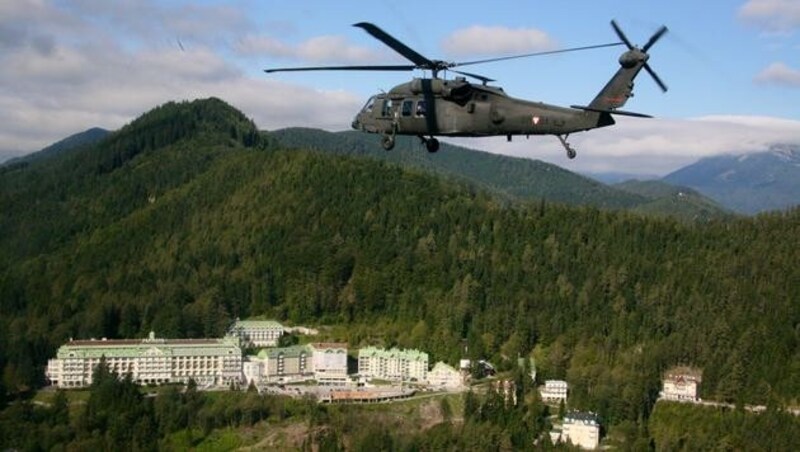 Ein Black Hawk über dem Hotel Panhans (Bild: Christoph Matzl)