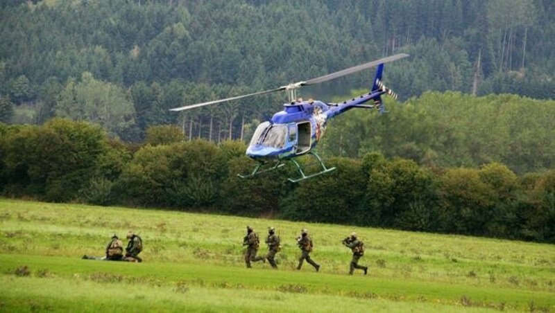 Ein Kiowa-Hubschrauber im Einsatz (Bild: Christoph Matzl)