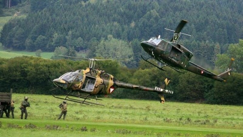 Ein Kiowa-Hubschrauber und ein AB 212 im Einsatz (Bild: Christoph Matzl)