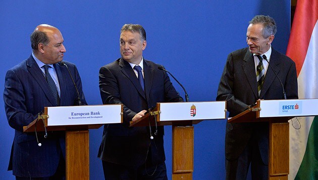 Suma Chakrabarti (EBRD), Viktor Orban und Andreas Treichl (v.l.n.r.) (Bild: APA/EPA/Zoltan Mathe)