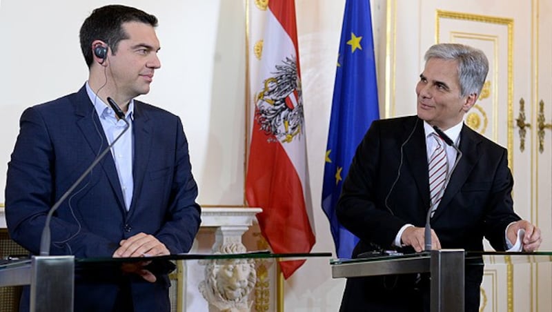 Tsipras und Faymann strahlten während der Pressekonferenz um die Wette. (Bild: APA/ROLAND SCHLAGER)