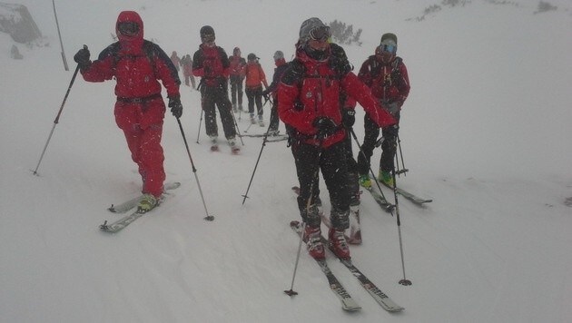 Unter widrigsten Bedingungen stiegen die Bergretter zu den Tourengehern auf. (Bild: Bergrettung Hallstatt)