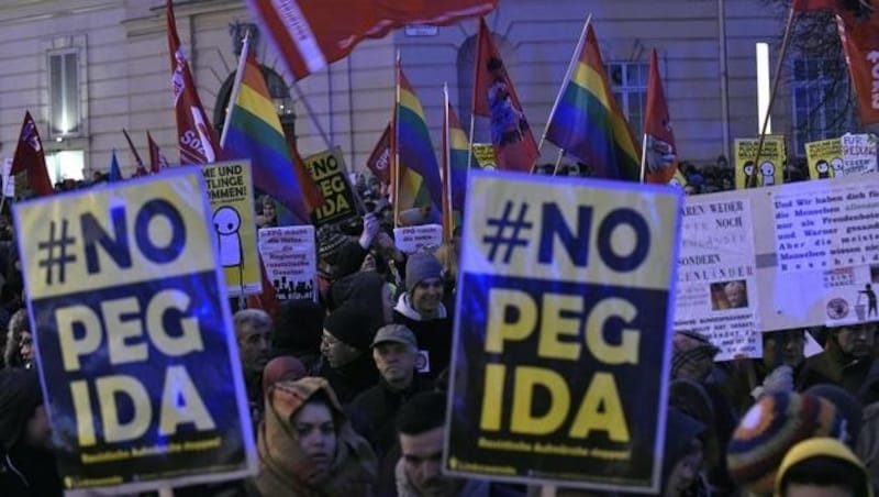 Gegendemonstration zum Pegida-Spaziergang in Wien (Bild: APA/HERBERT P. OCZERET)