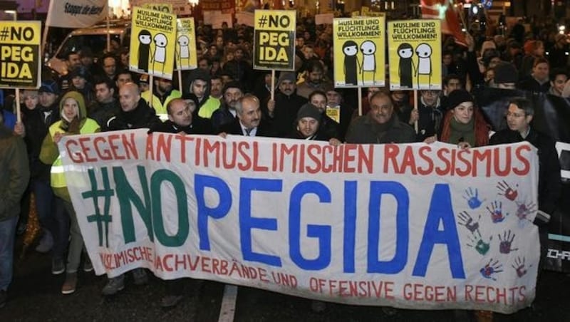 Gegendemonstration zum Pegida-Spaziergang in Wien (Bild: APA/HERBERT P. OCZERET)