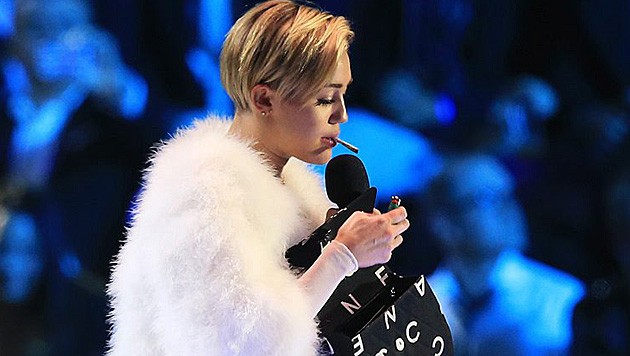 Bei den MTV Europe Music Awards zündete sich Miley auf der Bühne einen Joint an. (Bild: APA/EPA/ANP FILE/Sven Hoogerhuis POOL)