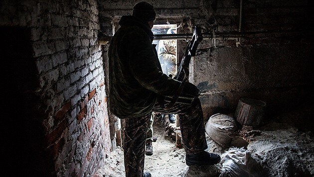 Ein Separatist in einem Versteck in der Ostukraine (Bild: AP)