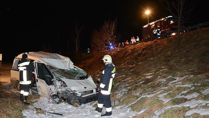 Es grenzt an ein Wunder, dass die Musiker diesen Unfall nahezu unverletzt überlebten. (Bild: Einsatzdoku.at)