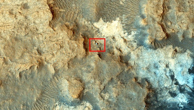 Der Rover "Curiosity" (rot markiert), aus dem All fotografiert (Bild: NASA/JPL-Caltech/University of Arizona)