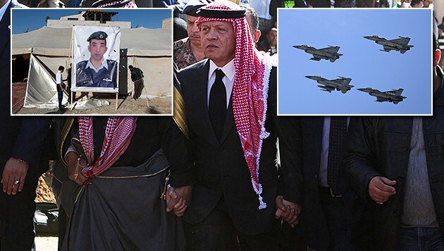 Jordaniens König Abdullah II.; im kleinen Bild links ein Porträt des ermordeten Piloten Kasaesbeh (Bild: APA/EPA/JORDANIAN ROYAL PALACE/HANDOUT, AP)