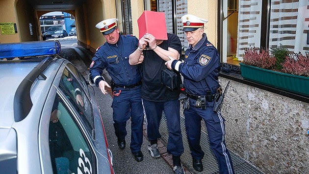 Die Polizisten bei der Festnahme des Verdächtigen (Bild: Markus Tschepp)