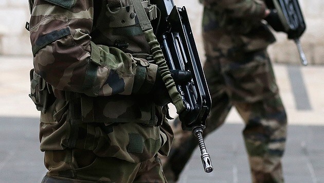 Soldaten prägen derzeit das Straßenbild von Paris. (Bild: AP)
