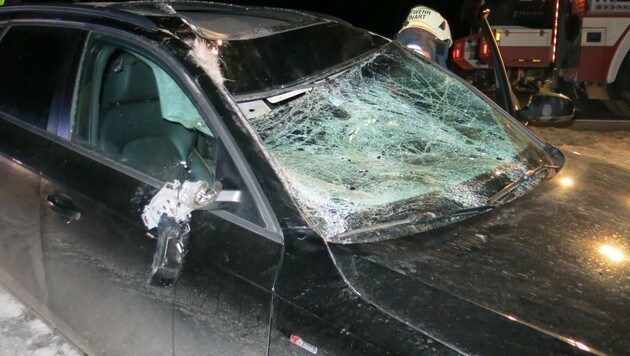 Das Auto wurde bei dem Unfall schwer beschädigt. (Bild: Stadtfeuerwehr Oberwart)