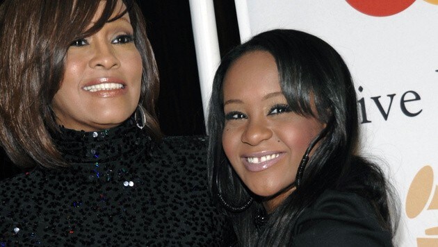 Bobbi Kristina Brown mit ihrer Mutter Whitney Houston (Bild: AP)