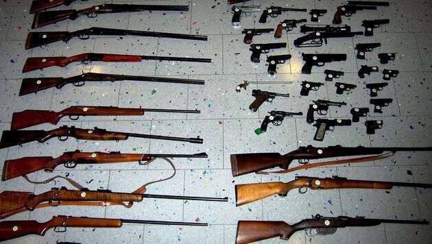Über 40 Schusswaffen wurden bei der Hausdurchsuchung entdeckt. (Bild: APA/LPD NIEDERÖSTERREICH)