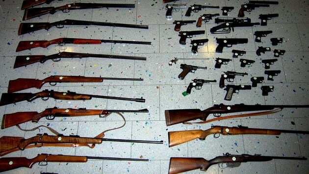 Über 40 Schusswaffen wurden bei der Hausdurchsuchung entdeckt. (Bild: APA/LPD NIEDERÖSTERREICH)