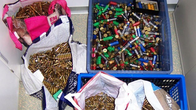 Die Ermittler fanden auch Tausende Schuss Munition in dem Haus des Verdächtigen. (Bild: APA/LPD NIEDERÖSTERREICH)