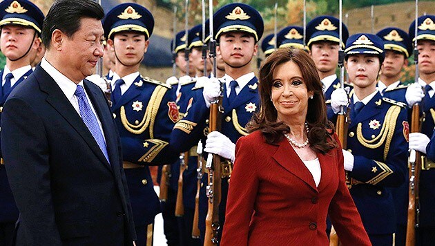 Chinas Staatschef Xi Jinping mit Argentiniens Präsidentin Cristina Kirchner in Peking (Bild: APA/EPA/ROLEX DELA PENA)