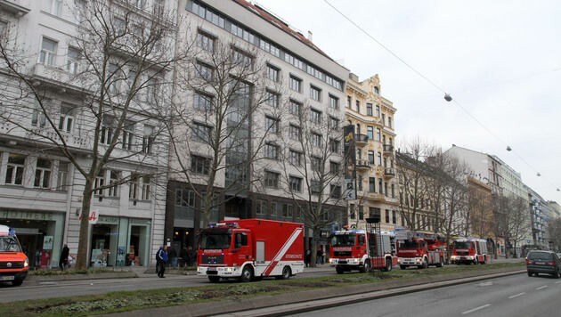 Mit insgesamt 13 Fahrzeugen war die Wiener Feuerwehr vor Ort. (Bild: ANDI SCHIEL)