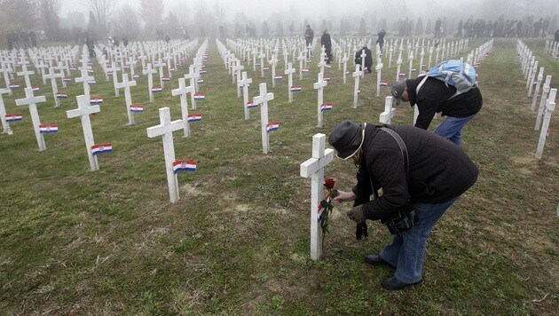 Der Gedenkfriedhof in der kroatischen Stadt Vukovar, die im Krieg fast vollständig zerstört wurde. (Bild: AP)