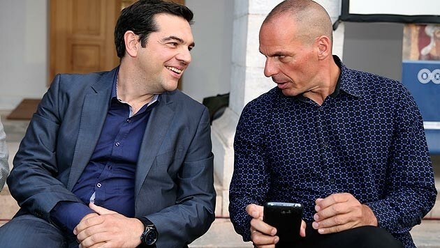 Griechenlands Premier Alexis Tsipras mit seinem Finanzminister Yanis Varoufakis (Bild: AP)