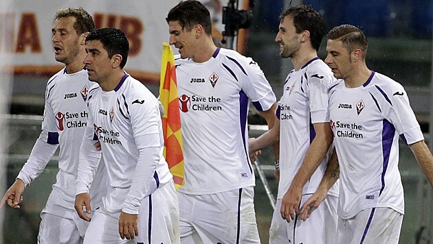 Mario Gomez (Mitte) jubelt mit seinen Teamkollegen von Fiorentina (Bild: AP)