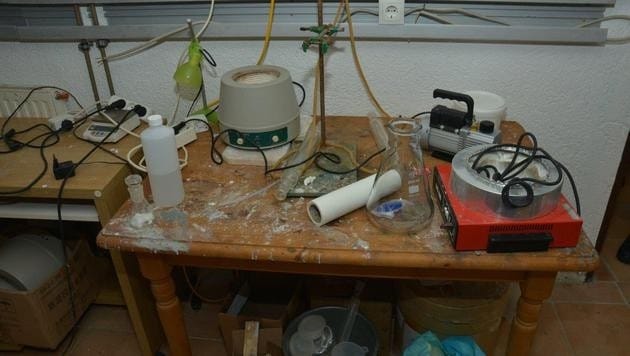 Ein Kellerraum war als Labor eingerichtet. (Bild: Polizei)