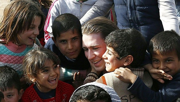 Kurz zu Besuch in einem Flüchtlingslager (Bild: APA/AUSSENMINISTERIUM/DRAGAN TATIC)